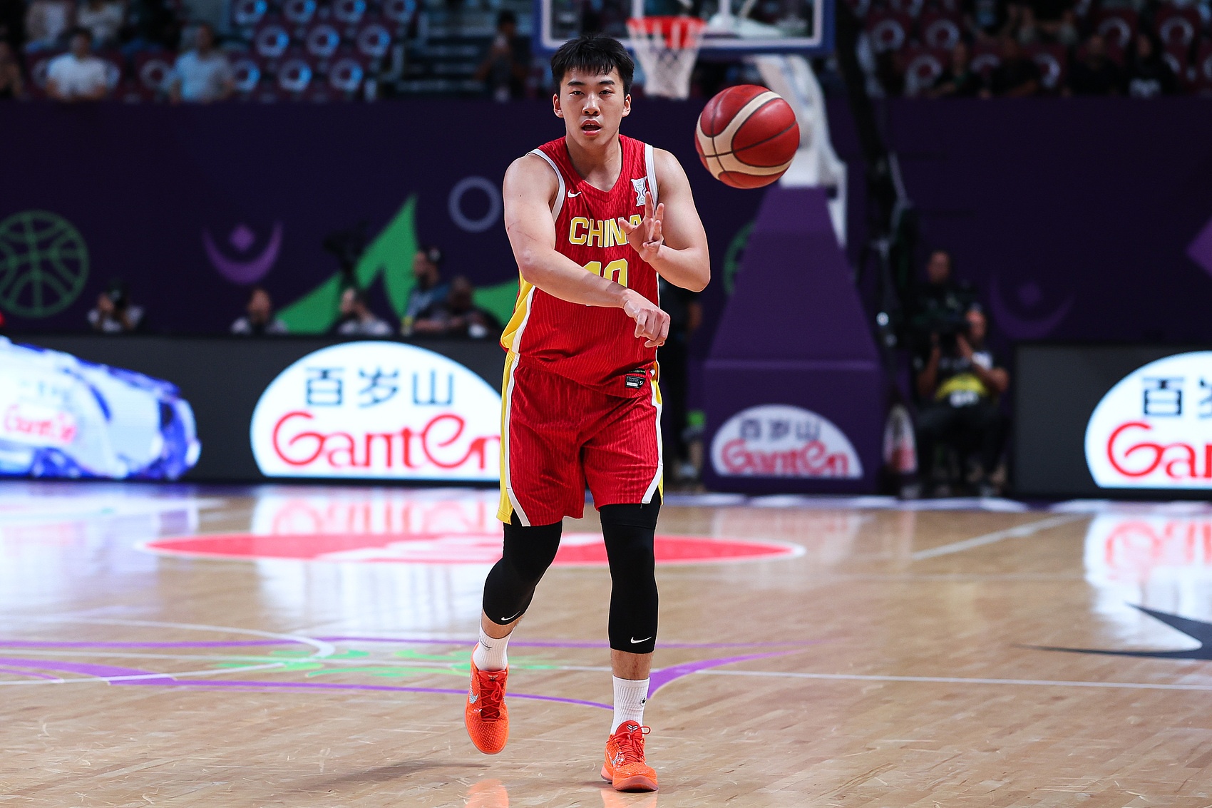 半岛体育官网-机会不多！王俊杰半场仅打6分45秒4中1拿到2分4篮板